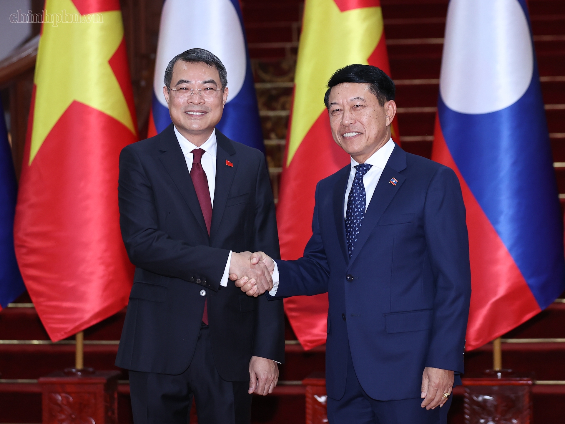 Thủ tướng Lào Saleumxay Kommasith đón Thủ tướng Lê Minh Hưng