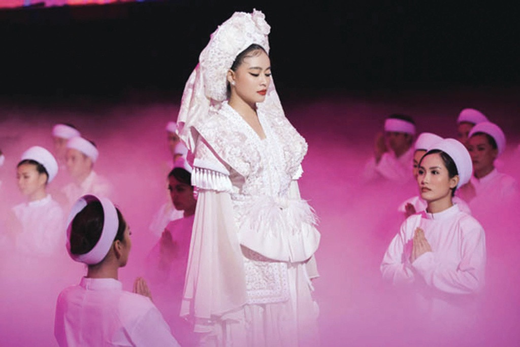 hoang thuy linh.jpg