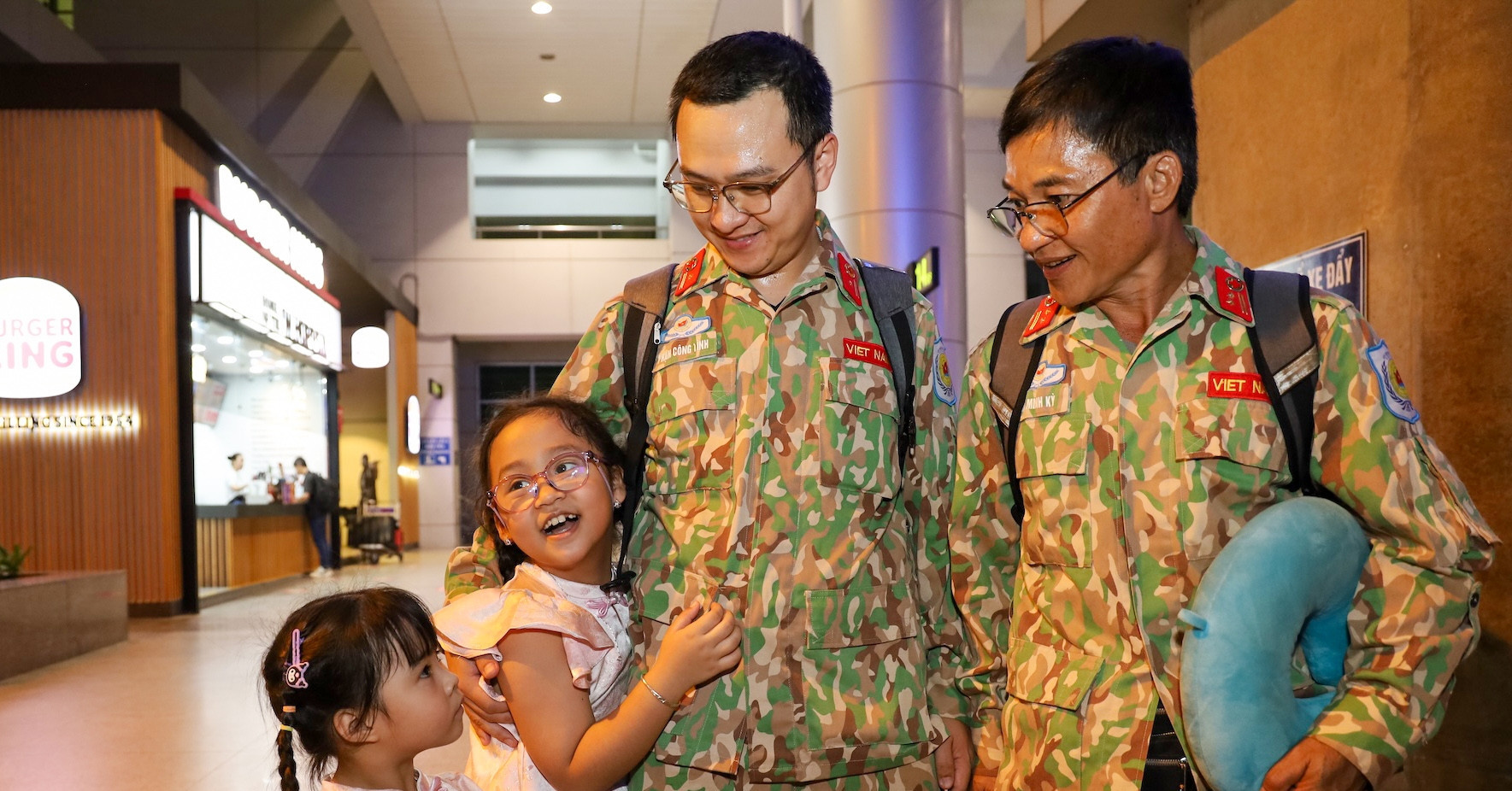 Twelve Vietnamese peacekeeping medics reunite with families after South Sudan