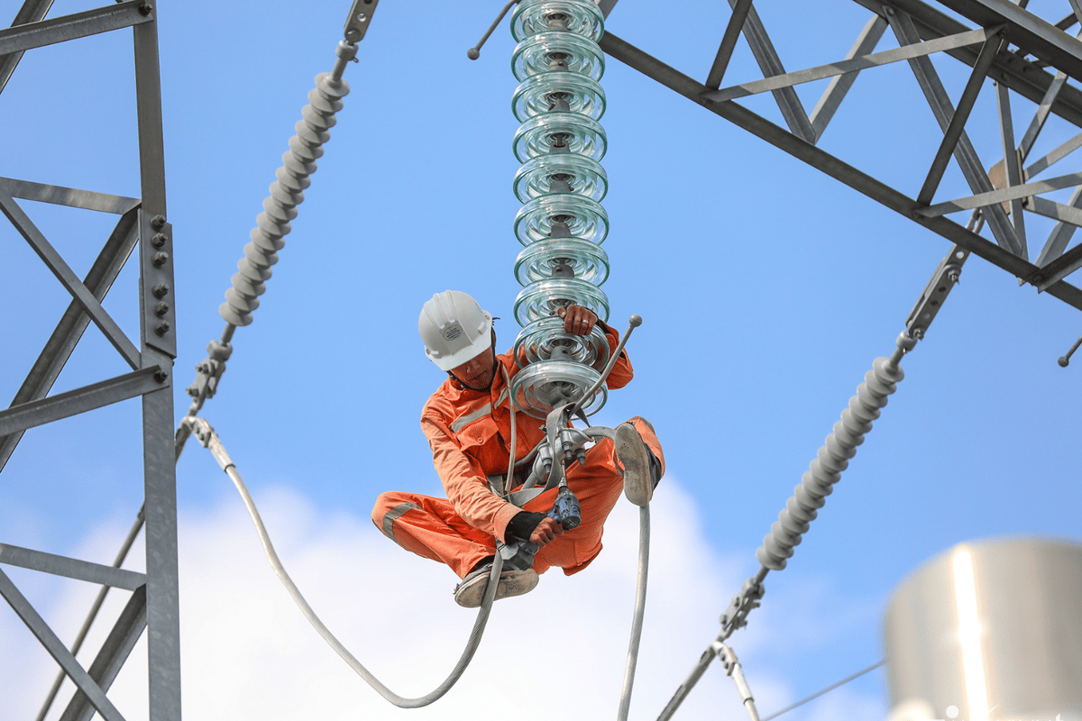 Ministries clash over proposals to split power transmission from EVN