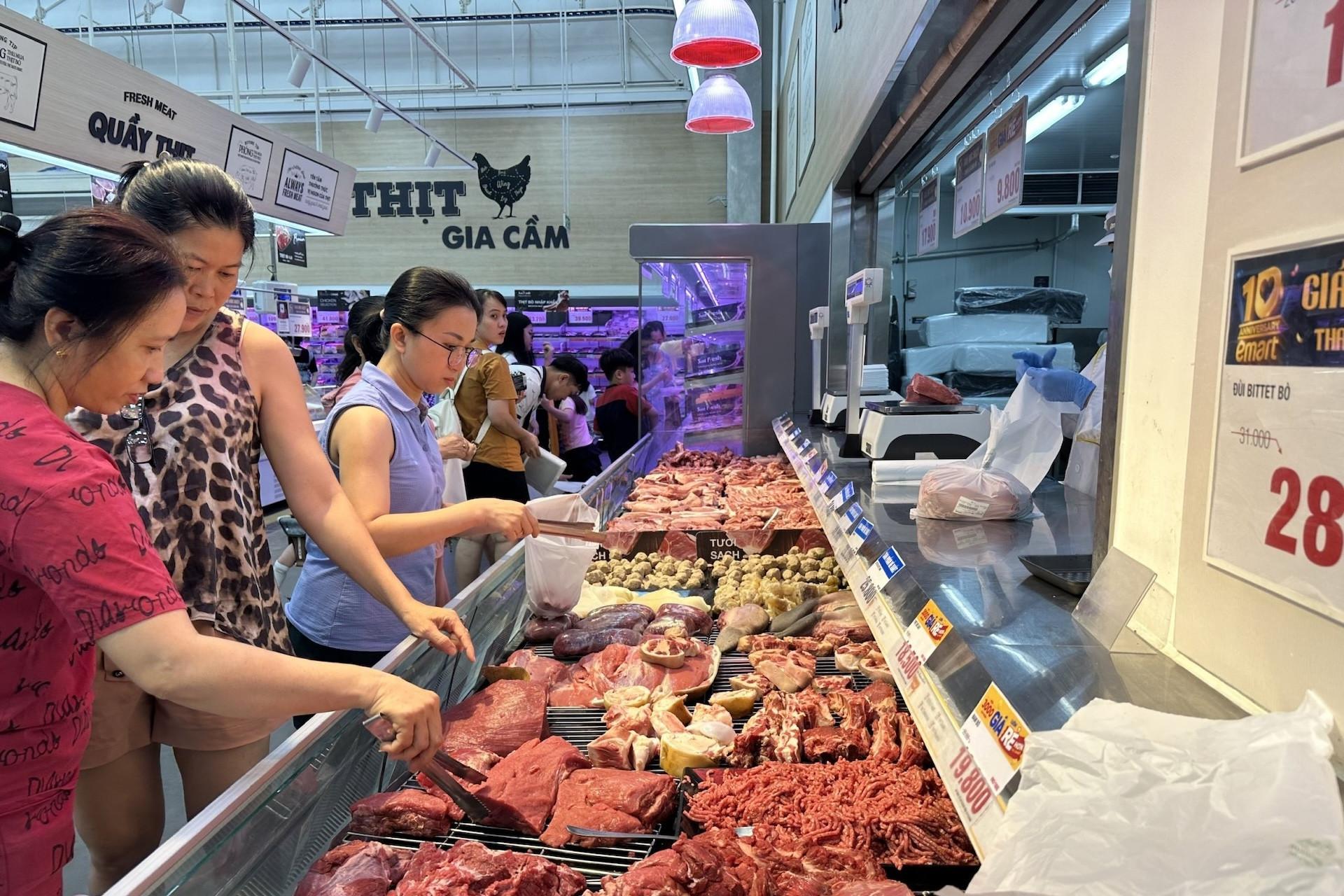 Vietnamese consumers prefer pricier fresh domestic pork over cheap imports