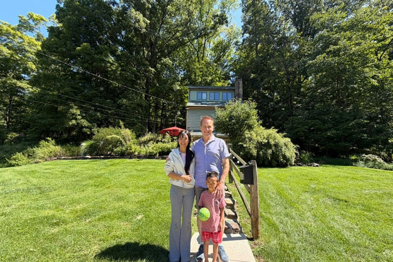 Vietnamese woman moves to US, lives with family in 300-year-old estate