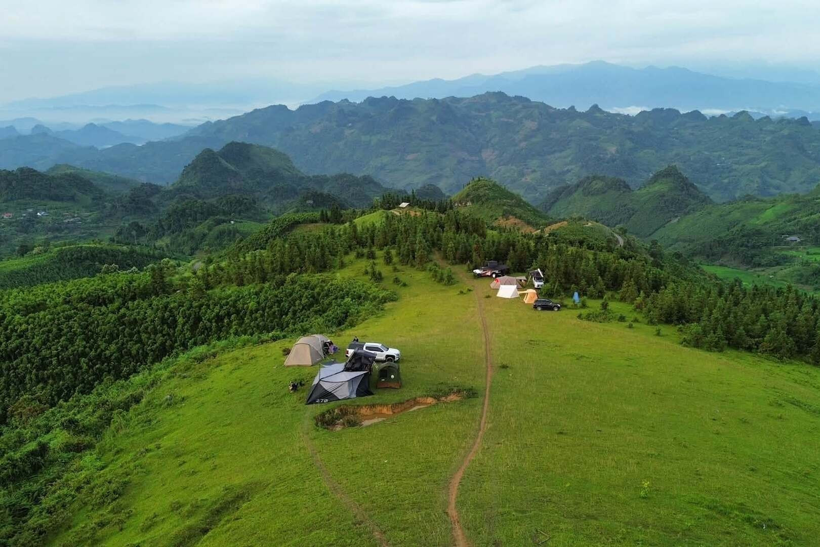 Hanoi family drives 6 hours to Vietnamese grassland that looks European