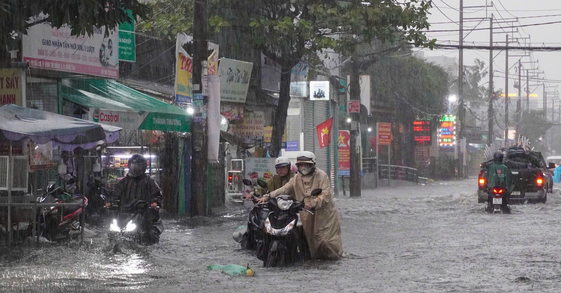 Heavy rain and lightning to hit southern Vietnam through October 18
