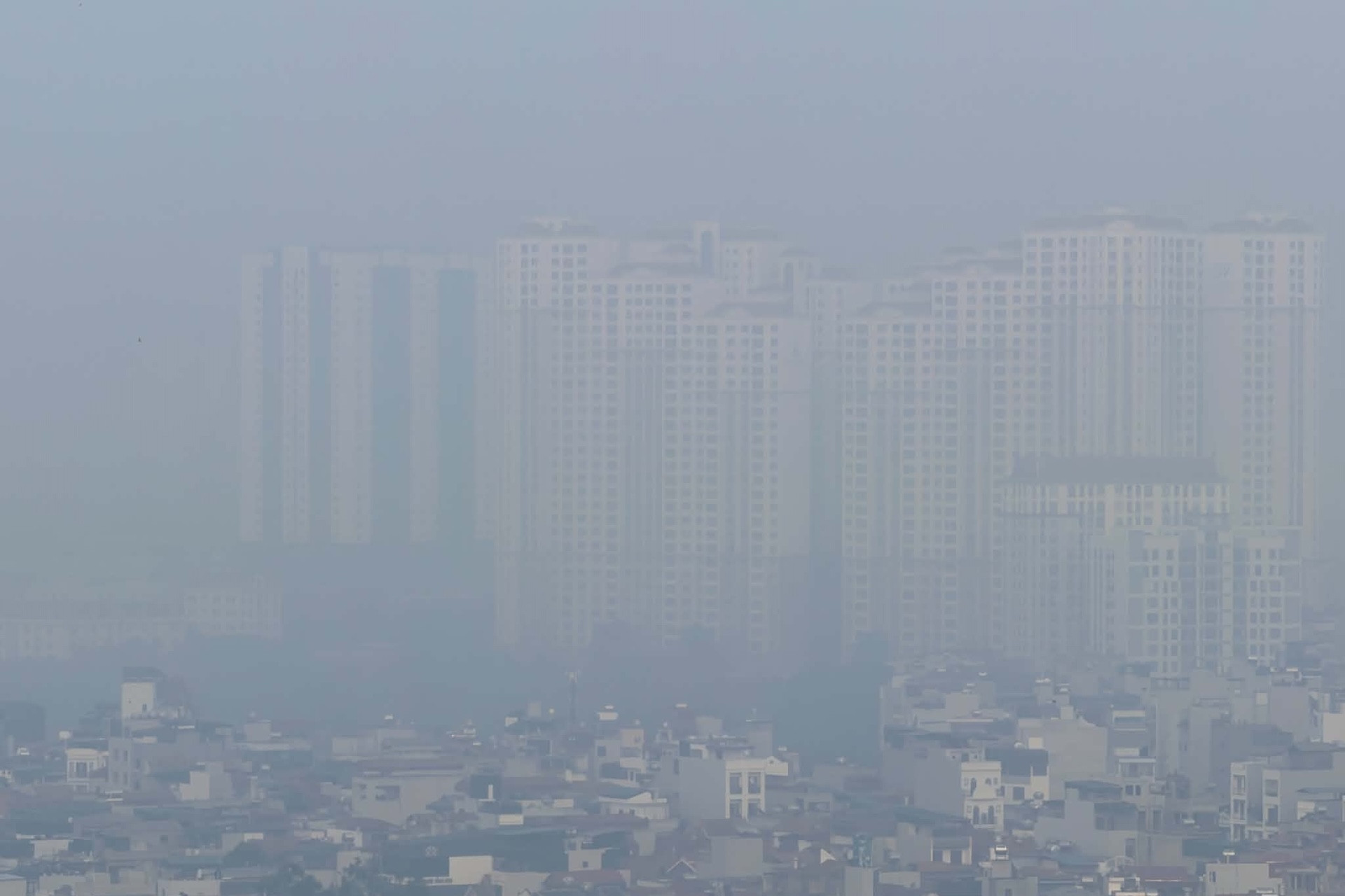 Thick smog blankets Hanoi as air pollution reaches alarming levels