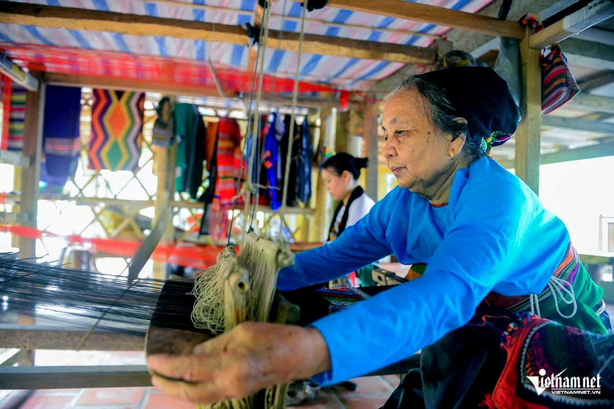 ba na woman.jpg