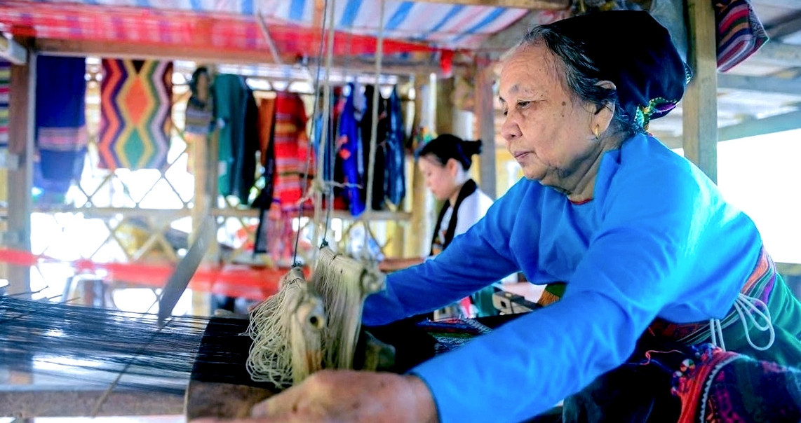 Thai ethnic weaving tradition draws tourists to Vietnam's Thanh Hoa