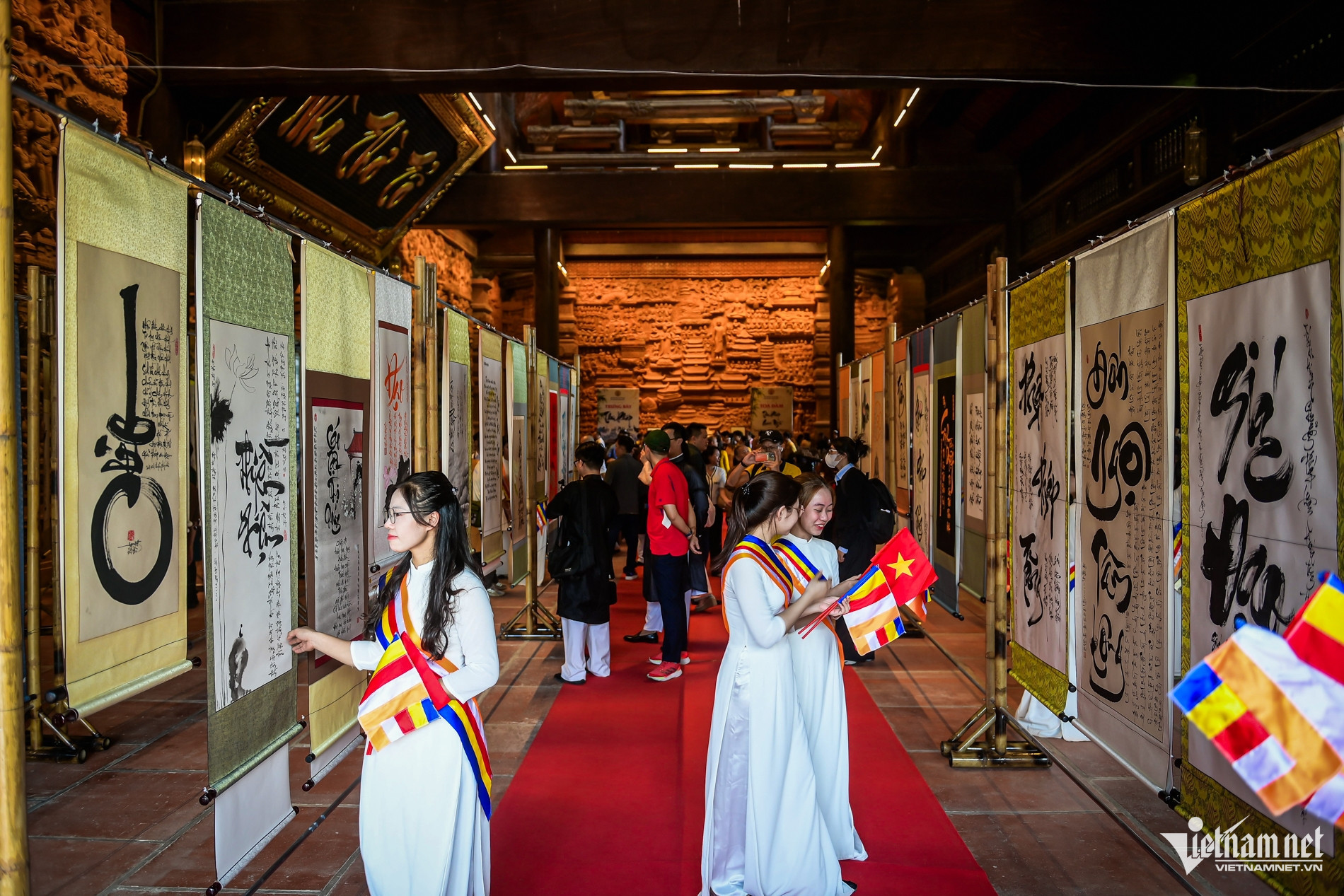 Buddhist calligraphy exhibition draws crowds to Tam Chuc Pagoda