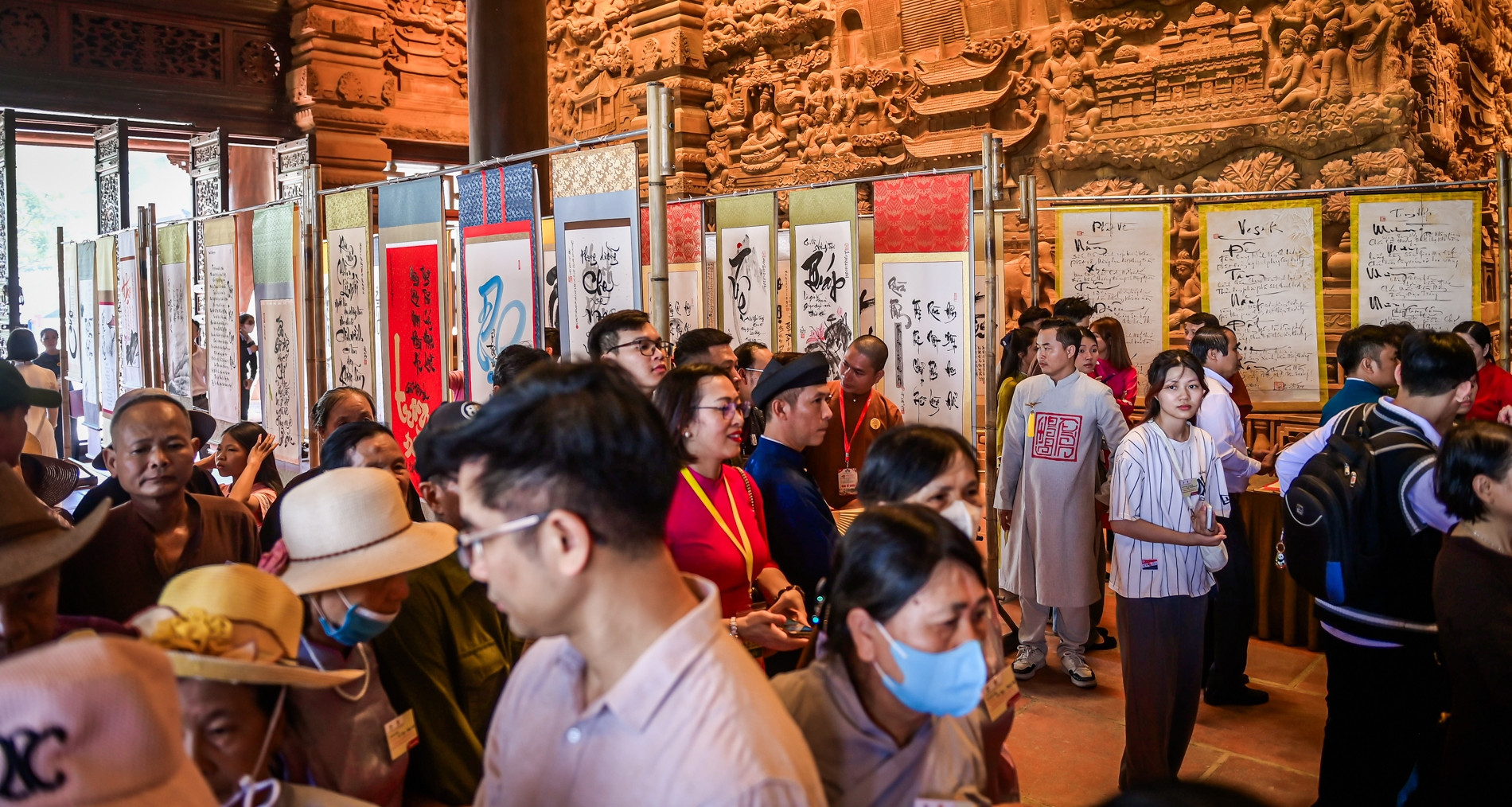 Buddhist calligraphy exhibition draws crowds to Tam Chuc Pagoda