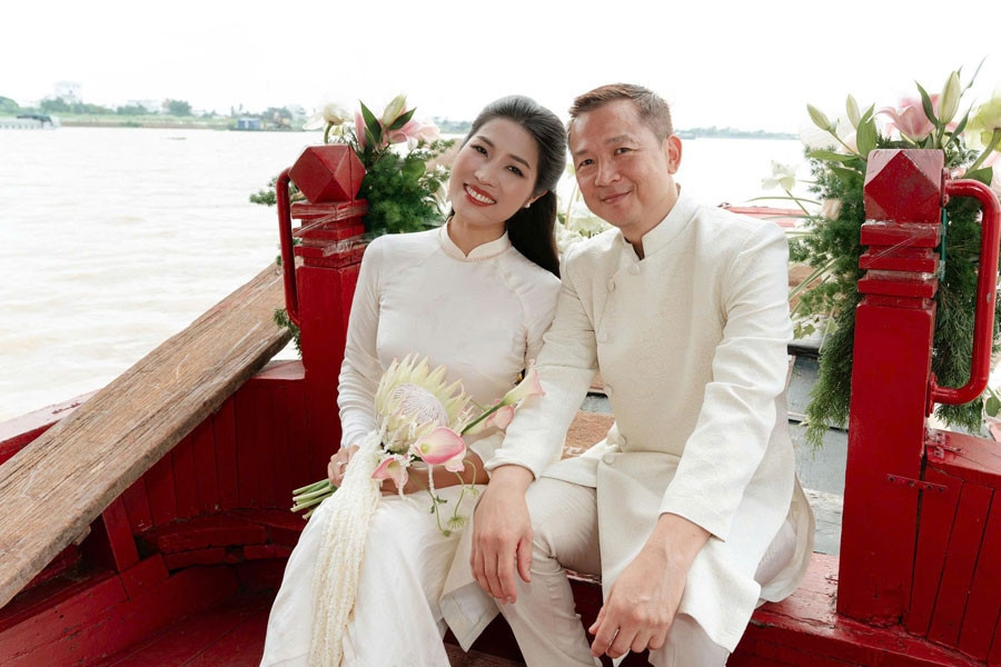 51-year-old groom returns from France for floral boat wedding in VN