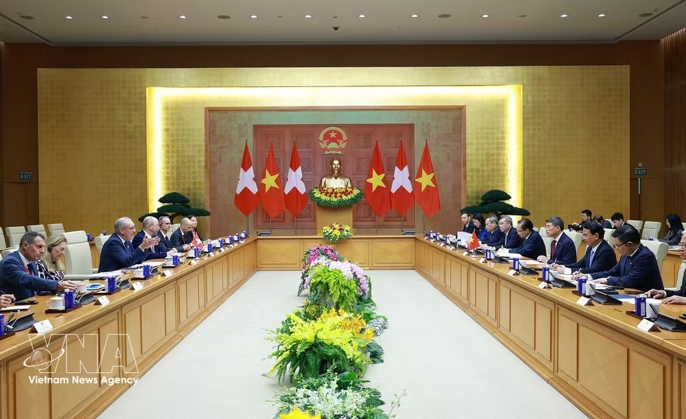 vnanet-pm-le-minh-hung-and-swiss-president-guy-parmelin-2.jpg