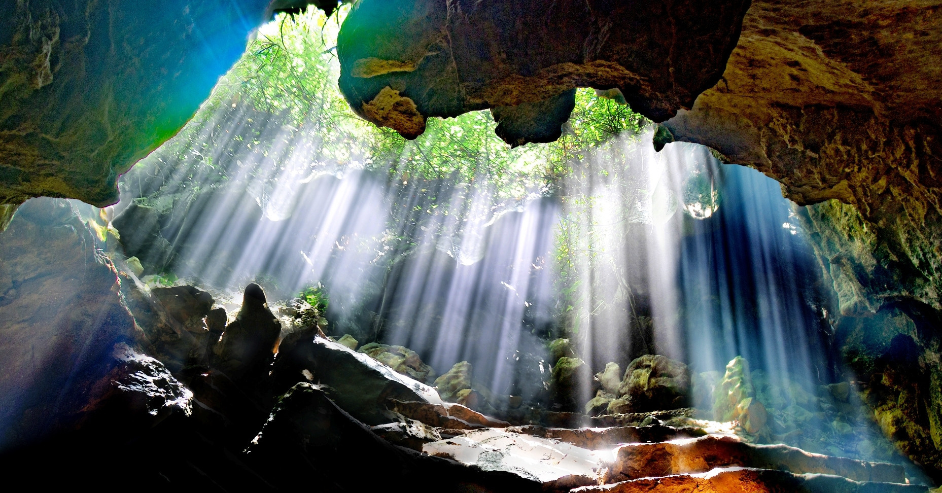 Ninh Binh cave takes visitors on boat ride through an underground 'Milky Way'