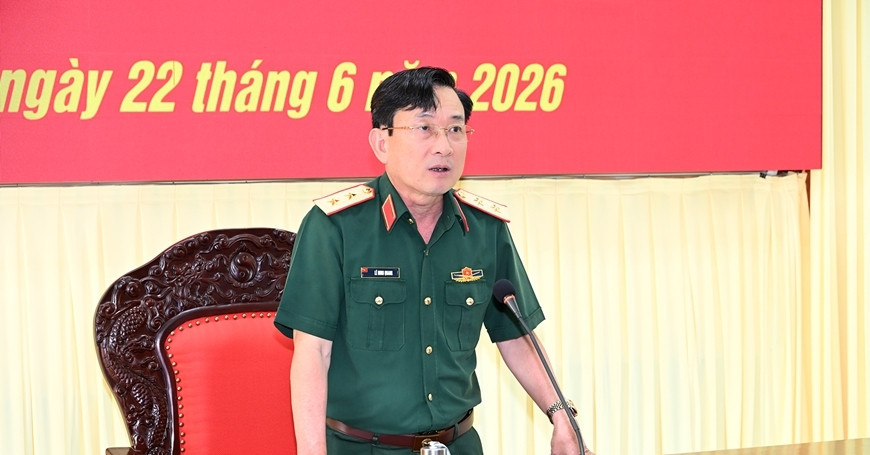 Vietnam PM appoints, transfers senior military officers
