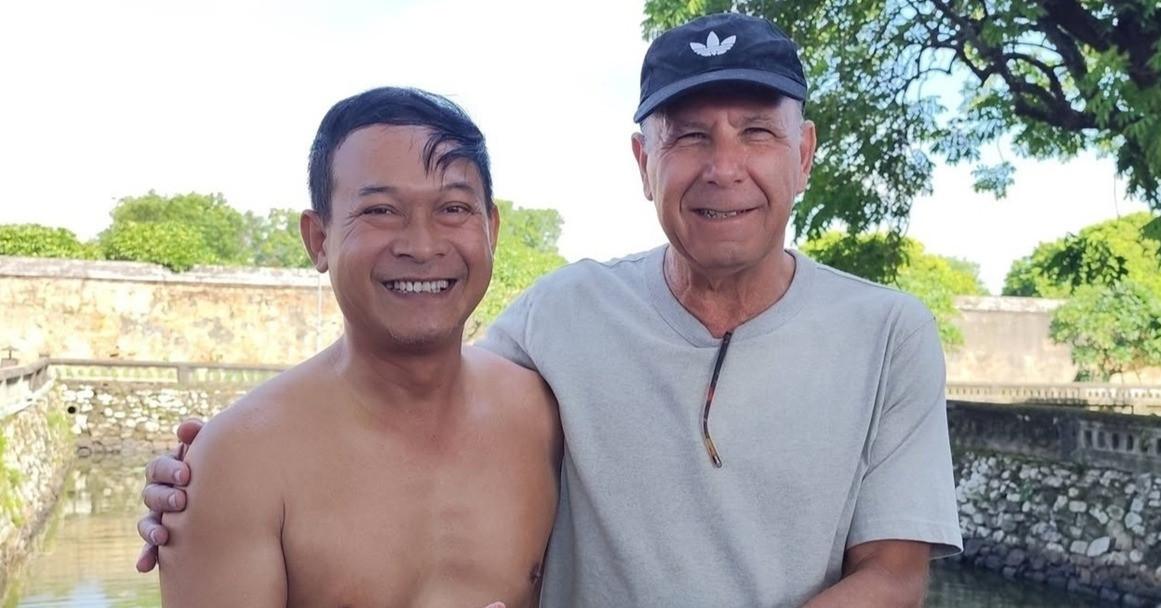 Foreign tourist moved as Hue photographer retrieves phone from lake