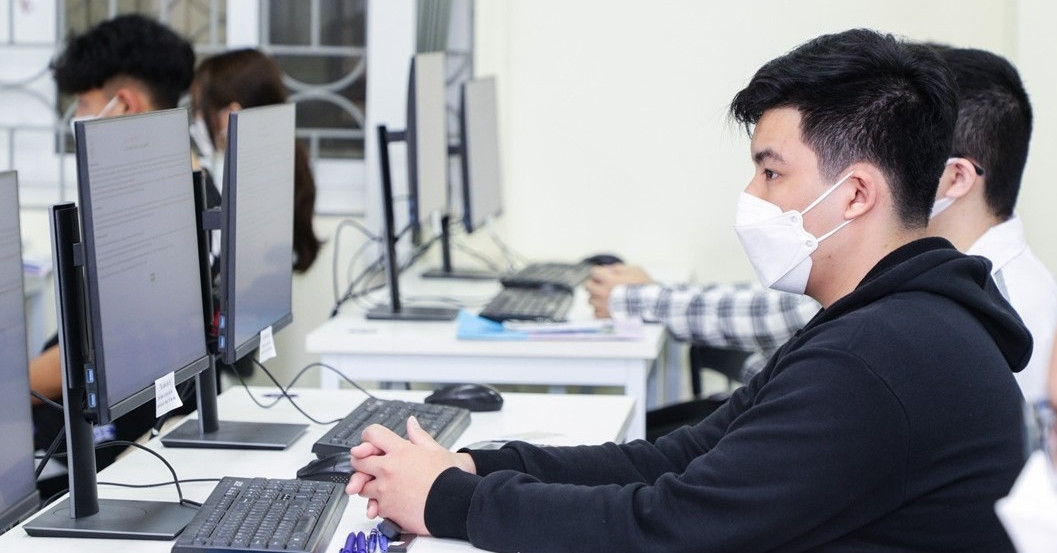 Vietnam allows secondary schools to conduct computer-based exams