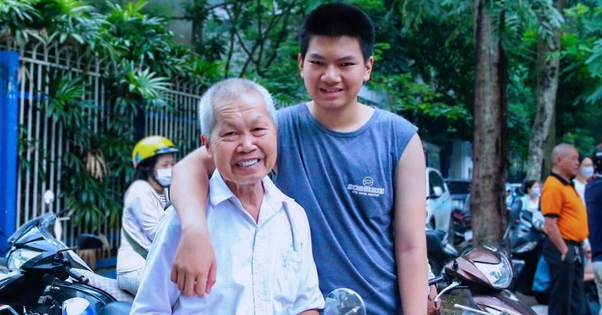 Boy once taken to exam by 80-year-old father tops Hanoi English contest