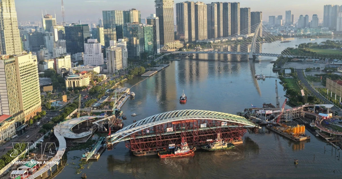 Main span of nipa palm leaf-shaped pedestrian bridge over Saigon River joined