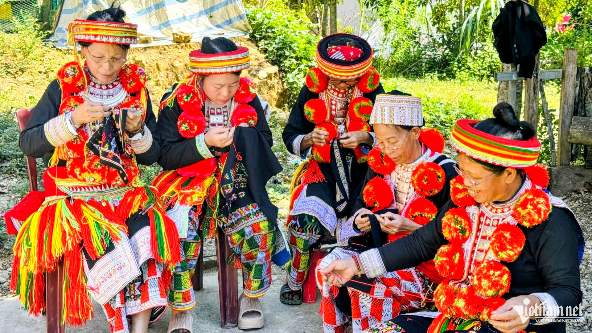 W-nghề may dân tộc dao thái nguyên_3.JPG.jpg