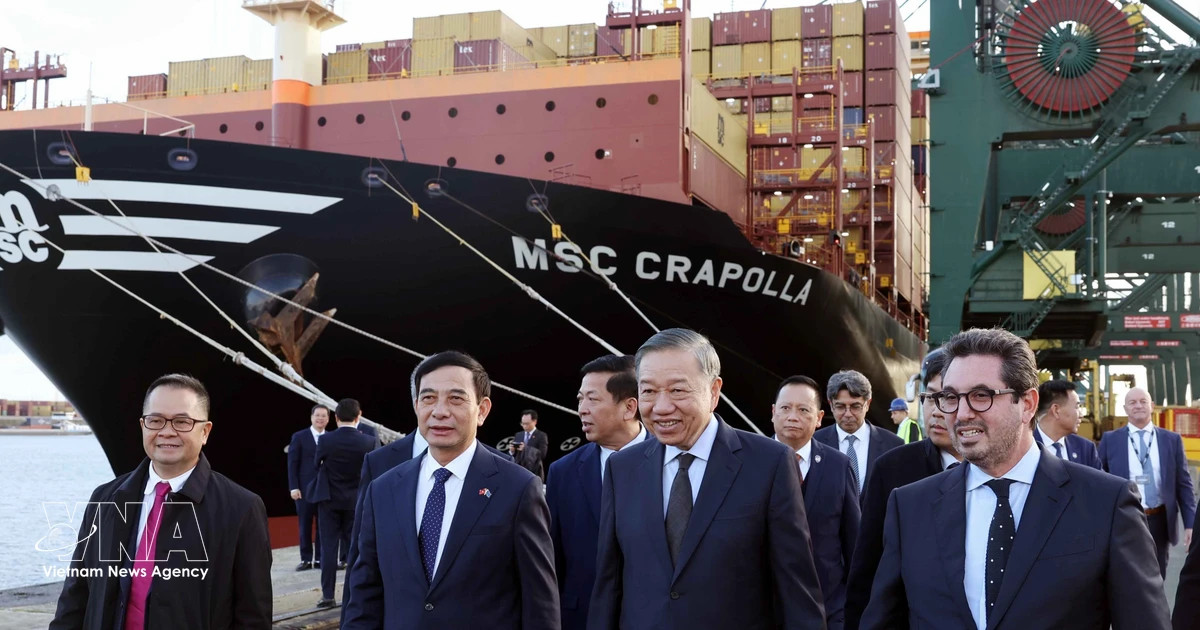 Top leader visits Port of Antwerp-Bruges in Belgium