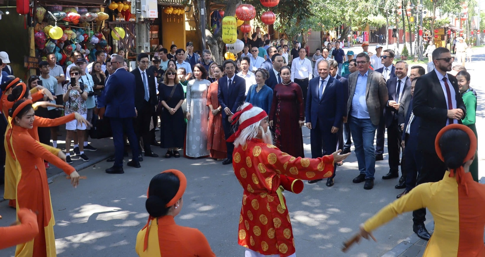 Polish PM Donald Tusk visits Hoi An, honors architect who saved its heritage