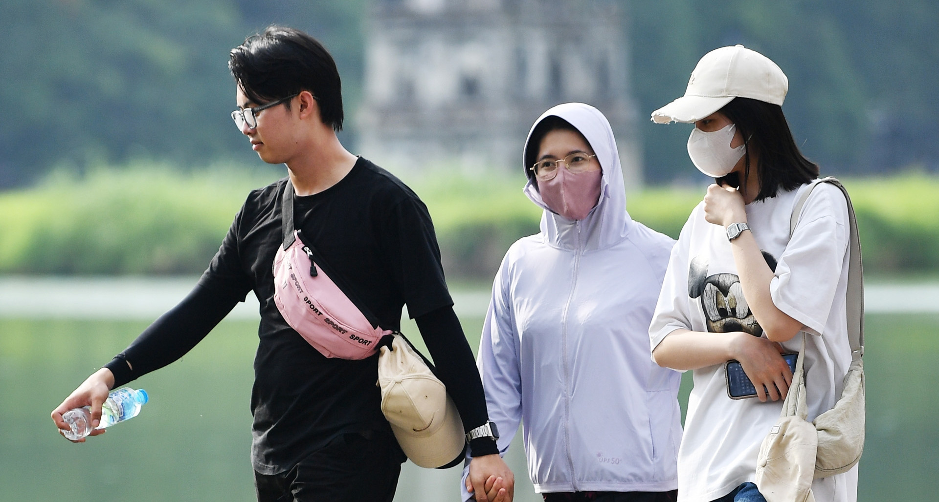 Vietnam braces for hot weekend as Typhoon Champi stirs rough seas