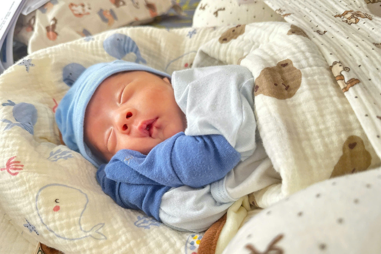 Hanoi mother delivers baby after 4kg fibroid removed in life-saving surgery