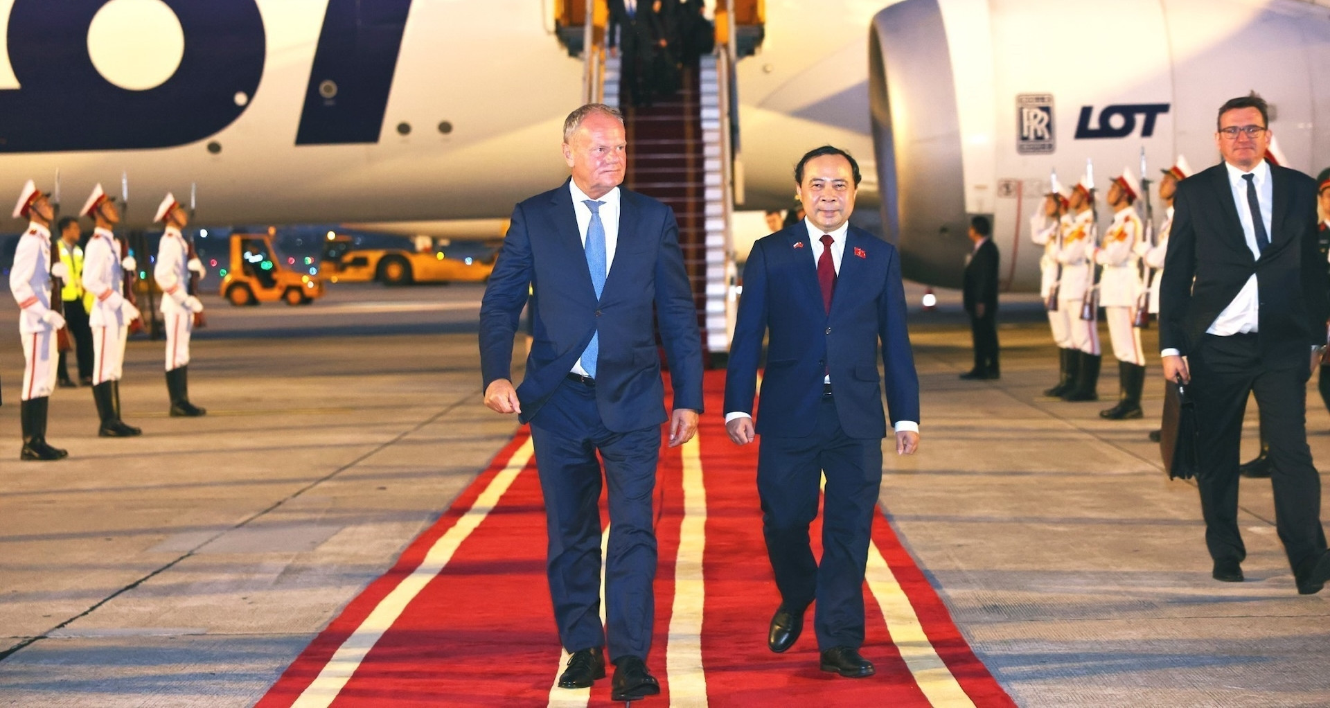 Polish Prime Minister Donald Tusk arrives in Hanoi for official visit