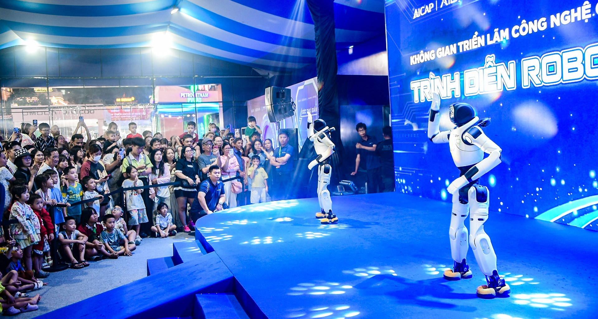 Dancing robots and AI chess players delight crowds in Ho Chi Minh City