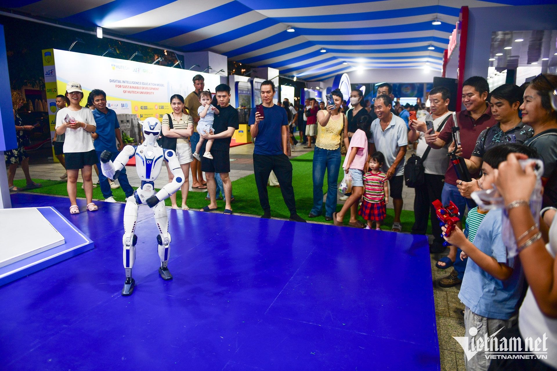 robot exhibition2.jpg