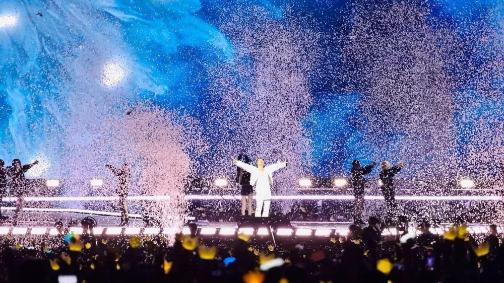 BIGBANG concert draws 90,000 fans, boosts Hanoi tourism