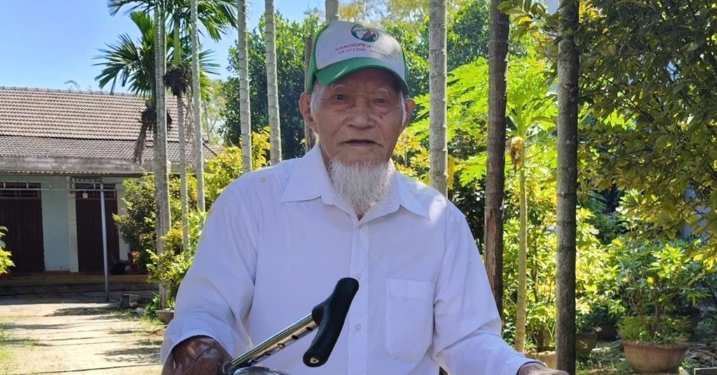 At 100, Da Nang man still cycles, exercises and cooks his own meals