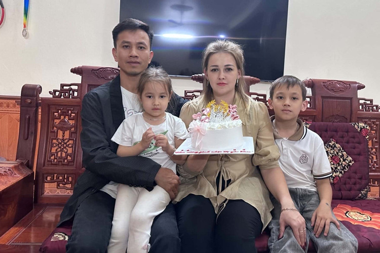 Russian wife embraces new life in VN to support husband’s filial duty