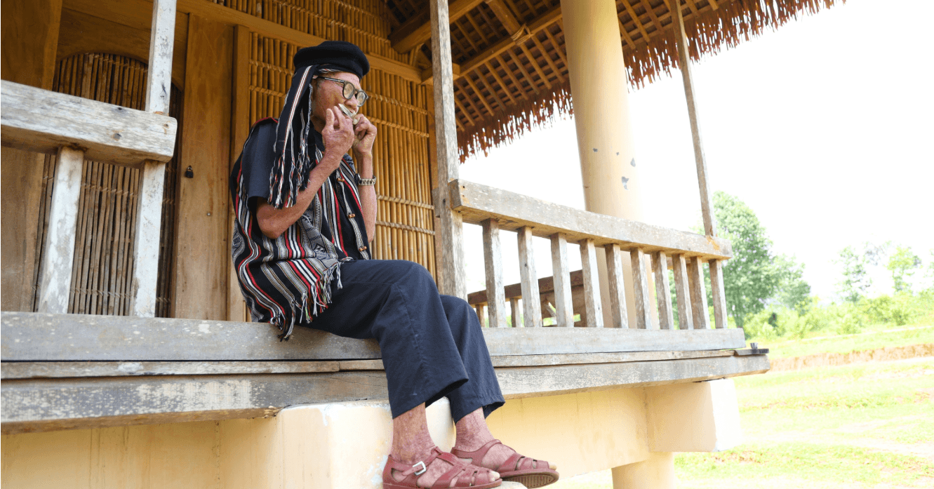 Hre mouth harp keeps an old language of love alive in Vietnam