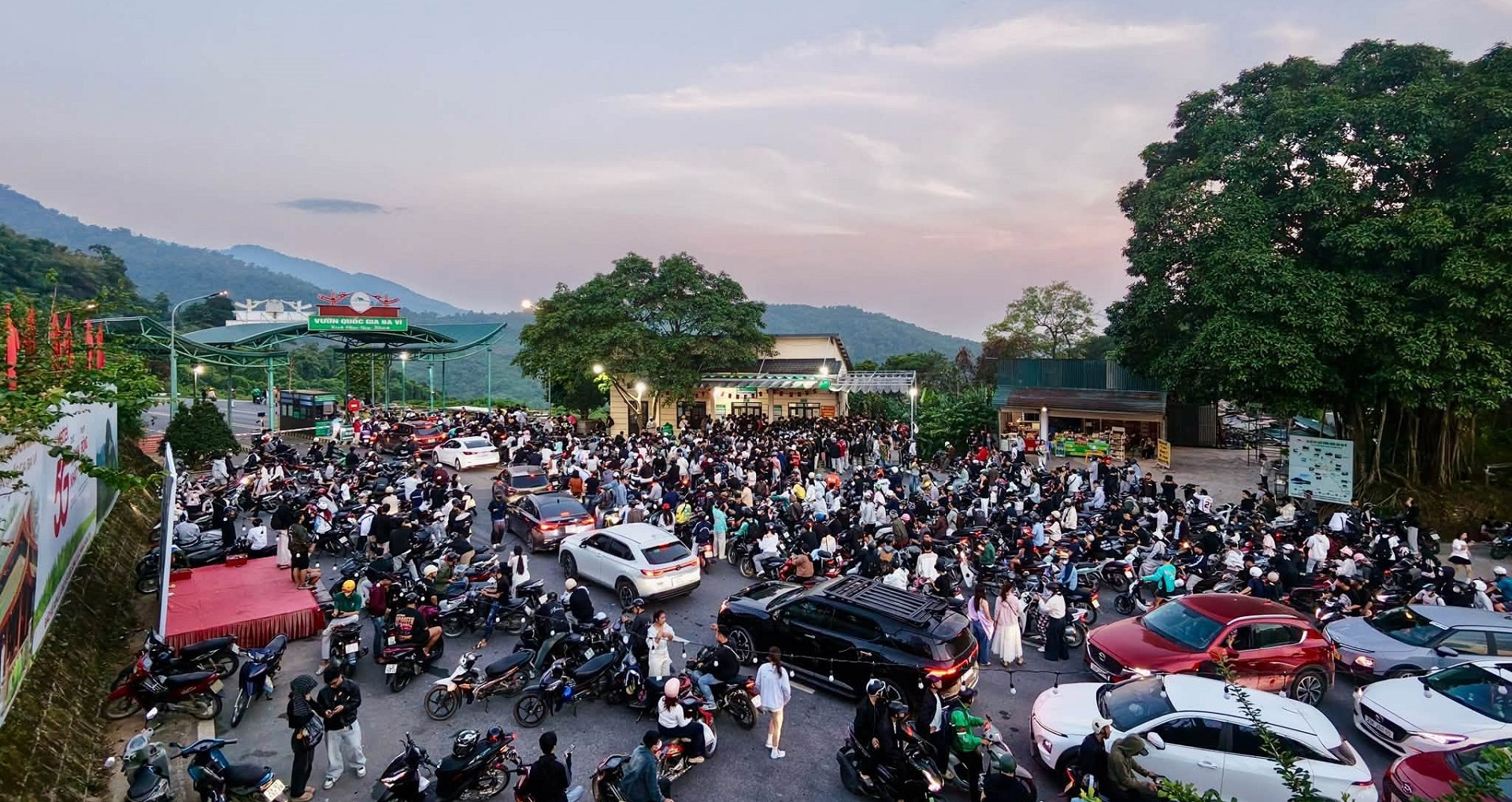 Thousands flock to Hanoi's Ba Vi to chase spectacular seas of clouds