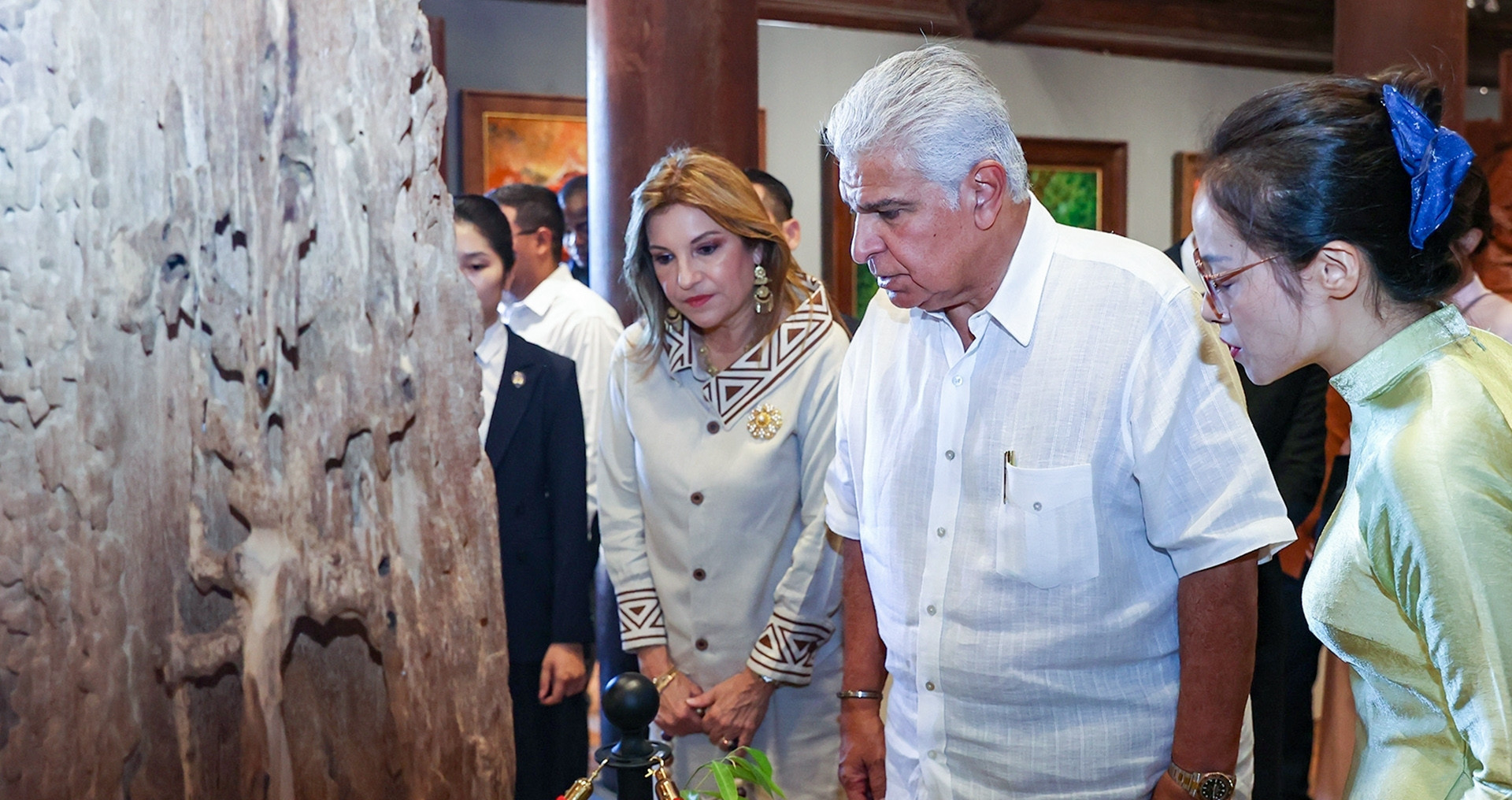 Panama president explores Vietnam's heritage at Hanoi's Temple of Literature