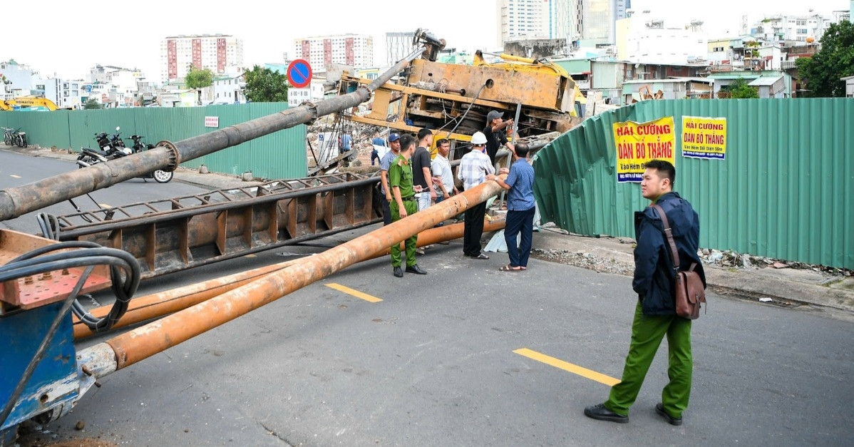 Tens-of-tons machine topples onto Ho Chi Minh City street