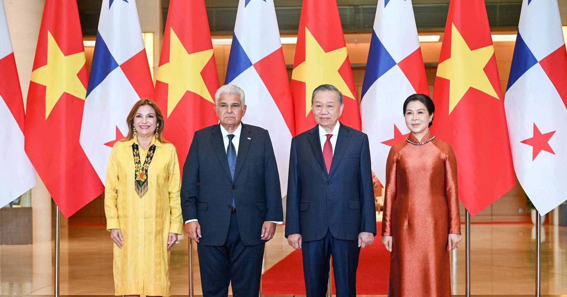Vietnam's top leader welcomes Panama president on first official visit