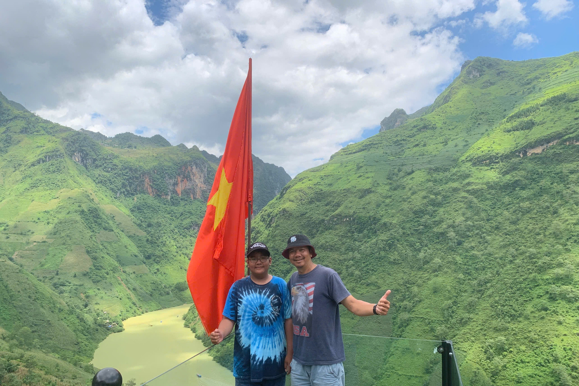 Father and son ride 2,200km, enjoy bun cha on Vietnam tour