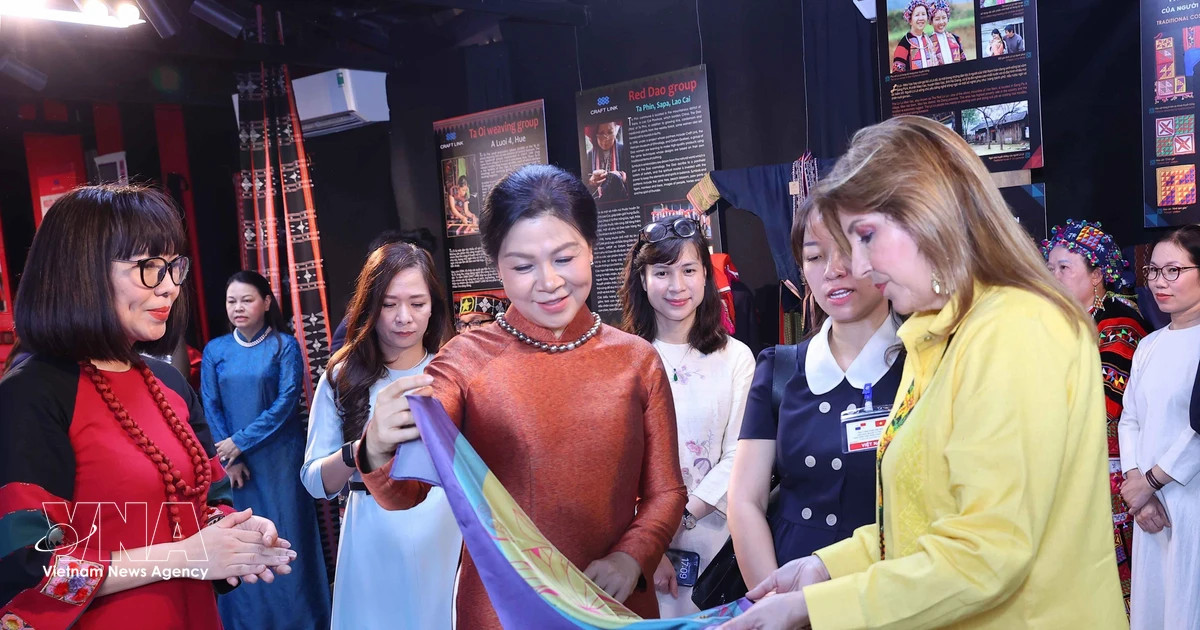 Vietnamese, Panamanian first ladies bond over ethnic textiles at Hanoi event