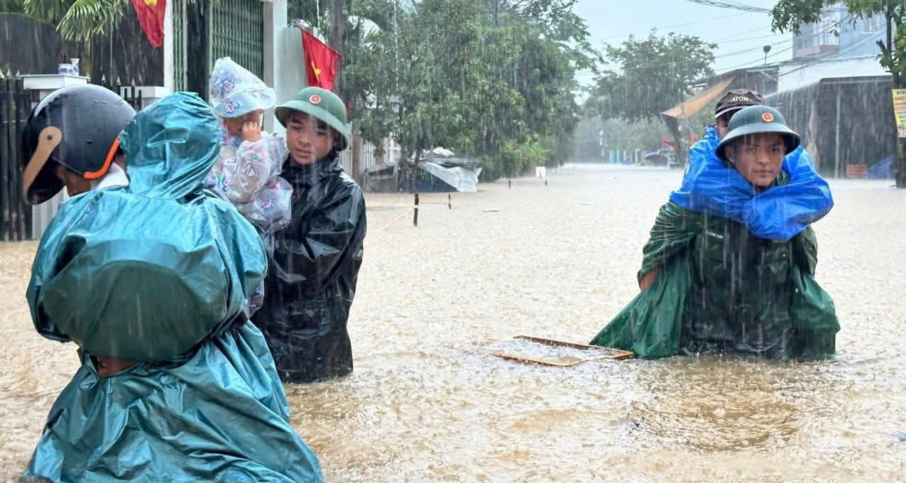 Da Nang readies armored vehicles as floods hit central Vietnam