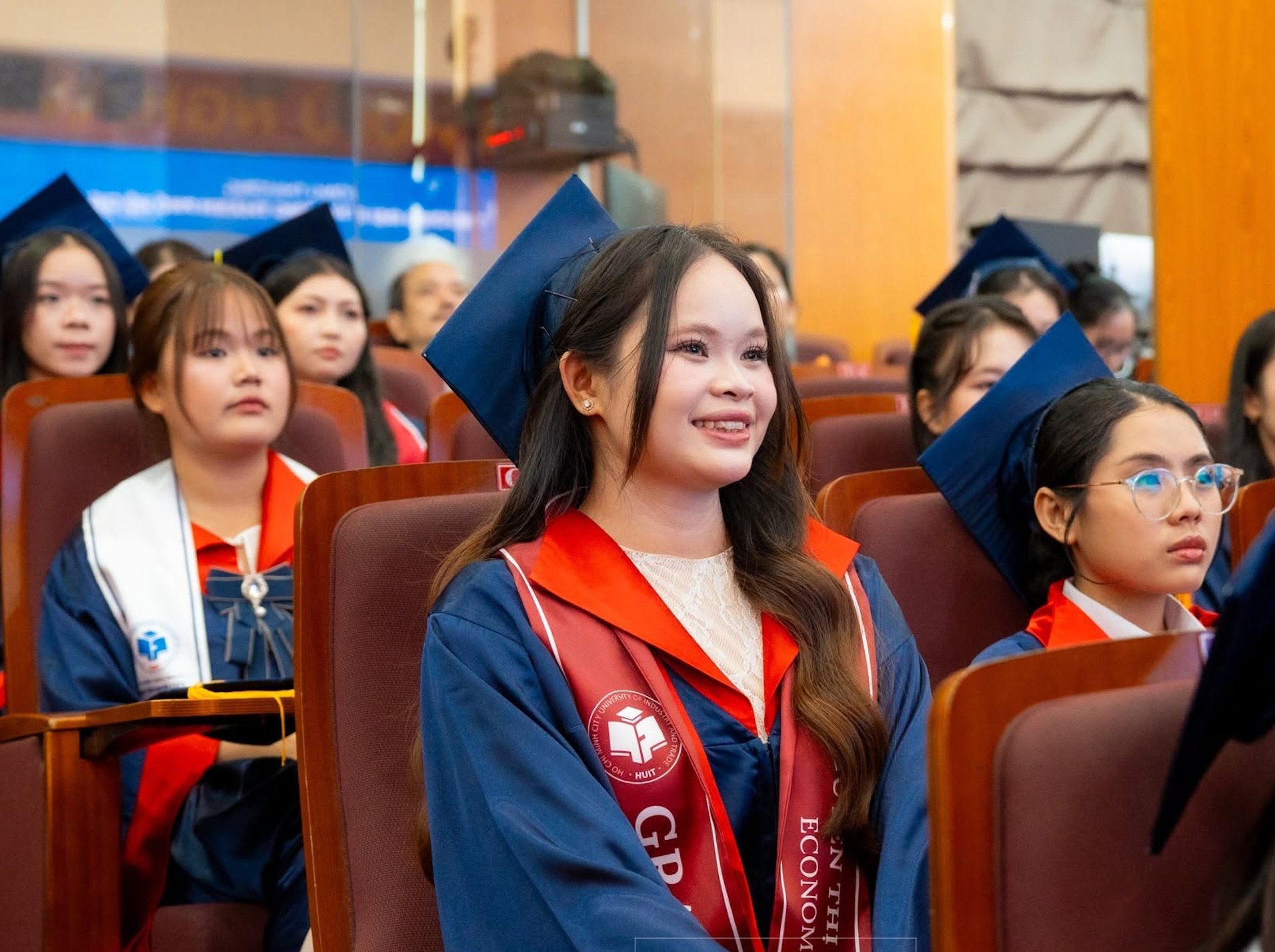 Trao bằng tiên sĩ.jpg