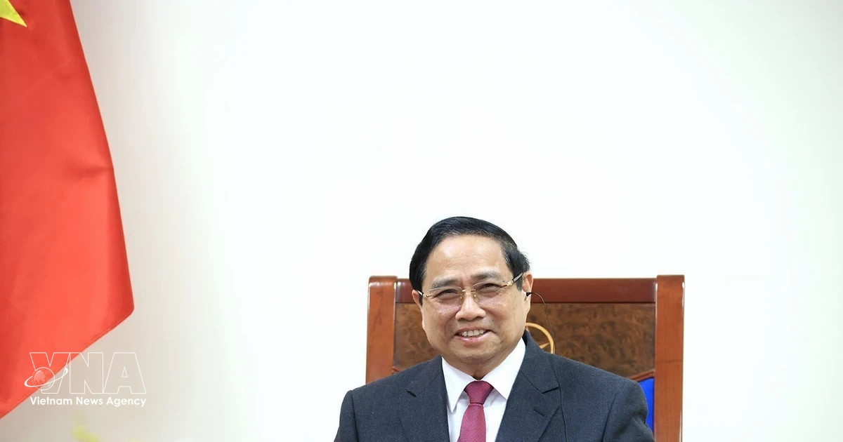 Vietnamese, Singaporean PMs hold phone talks to deepen bilateral ties