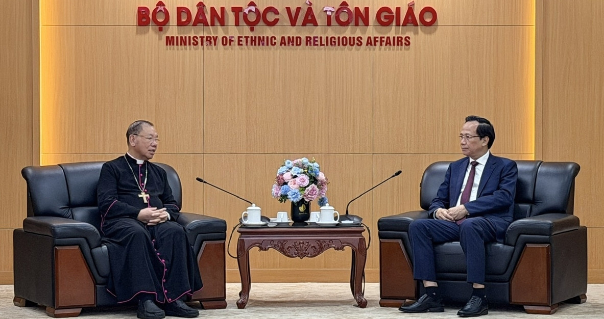 Minister Dao Ngoc Dung meets Archbishop of Hanoi Archdiocese