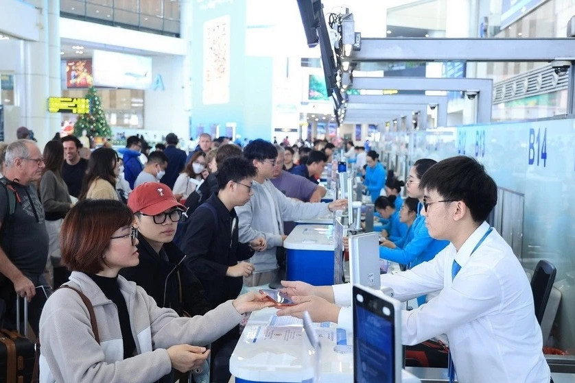 Noi Bai, Tan Son Nhat airports expect record passenger volumes during Tet