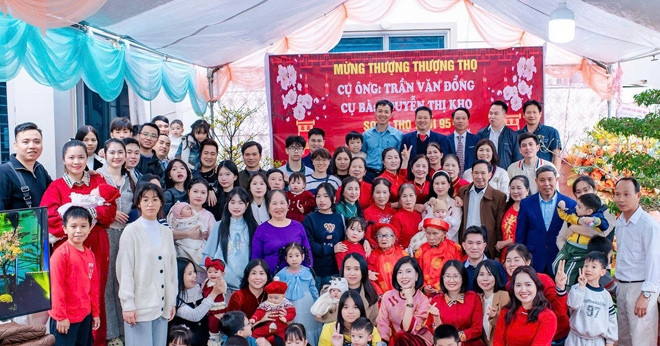 198-member family in Phu Tho goes viral with Tet photo