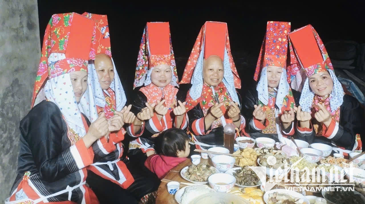 W-Bà con phấn khởi check in trước bữa cơm Tết sớm.jpg