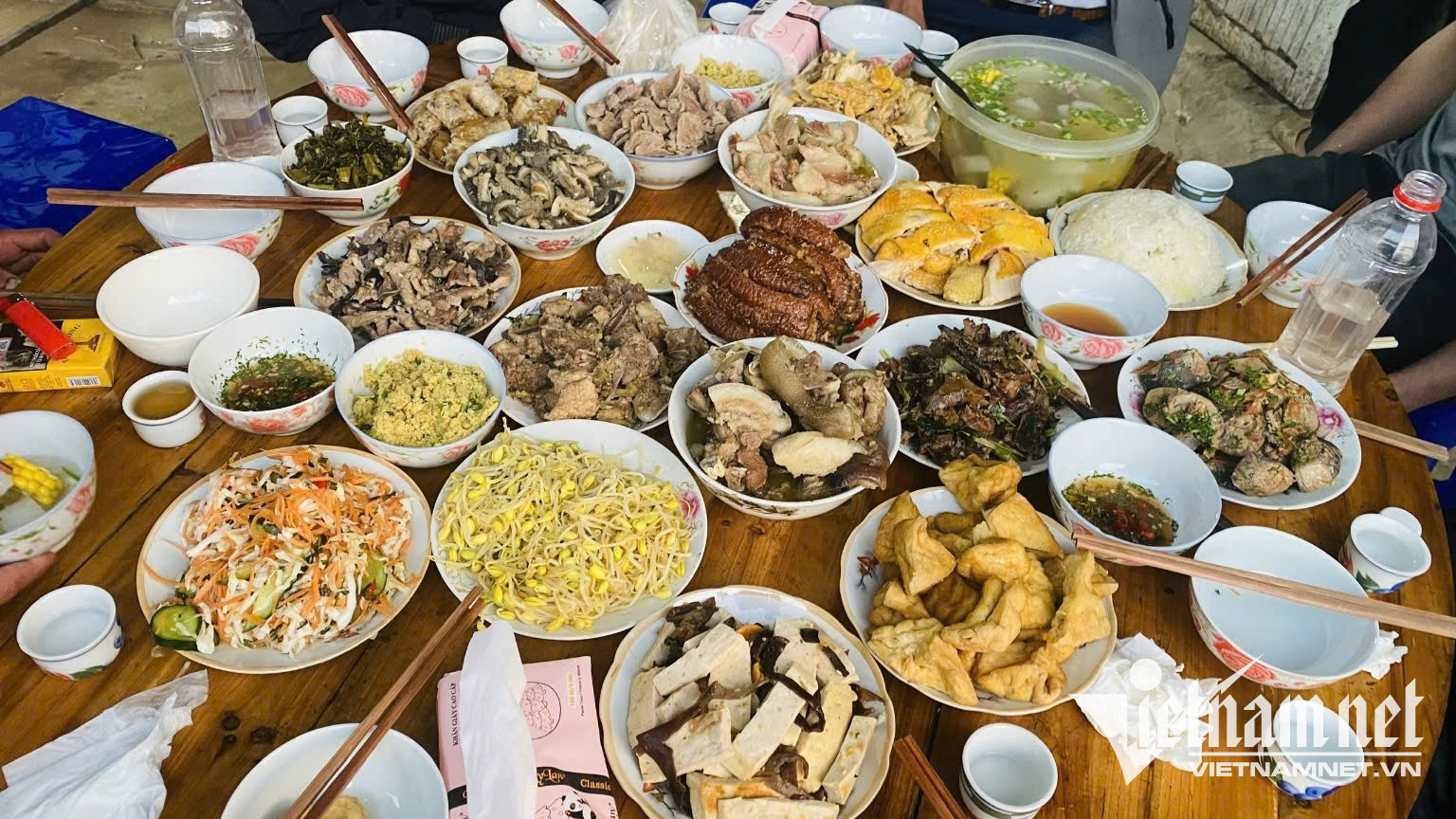 W-Mâm cỗ Tết sớm của người Dao giản dị, ấm cúng.jpg