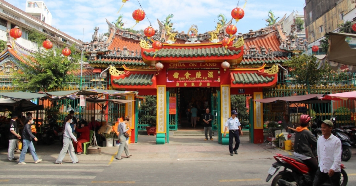 Ancient HCM City temple draws crowds for ‘beating the petty spirit’ ritual