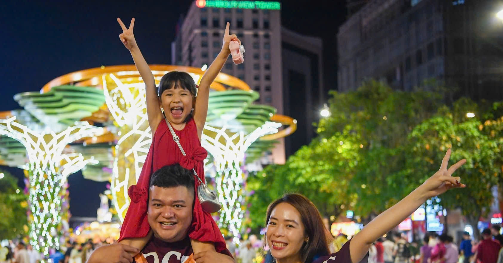 Crowds flood Hanoi and HCMC centers for Lunar New Year countdown