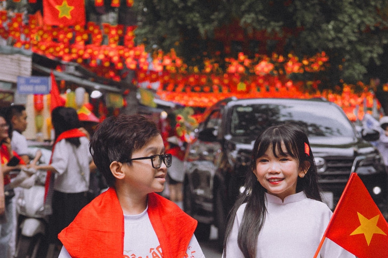 Tiny couple celebrates wedding with 500 guests